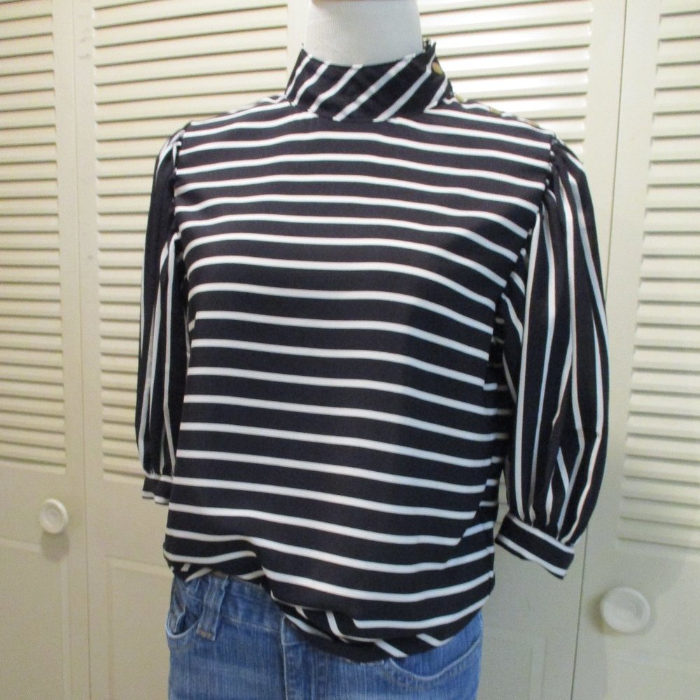 New Black White Puff shrt sleeve snap shoulder top